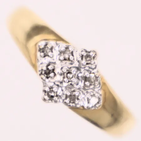 Ring stl 19½, bredd 1,9-8,8mm, åttkantsslipade diamanter 9x 0,01ctv, gravyr, 14K Vikt: 2,4 g