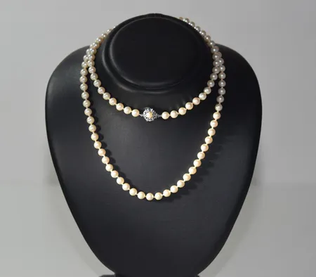 Pärlhalsband med syntetiska pärlor längd 82 cm bredd 6,67 mm Vikt: 0 g