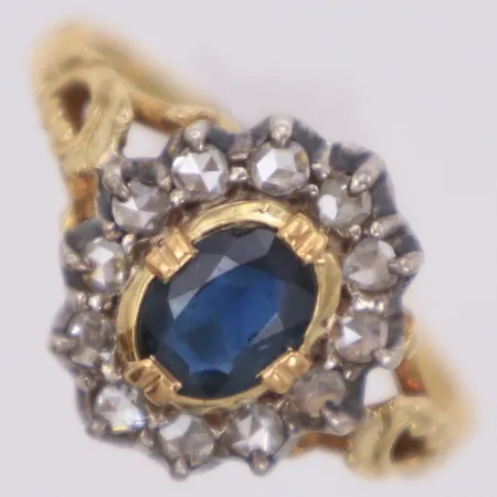 Ring med rosenstenar och troligen safir, stl 17¼, bredd 1,4-13,7mm, fattning i silver, Guldvaruaktiebolaget G. Dahlgren & Co Ab, nagg på safir, 18K  Vikt: 4,3 g