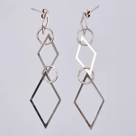 Ett par örhängen, längd: ca 7,4cm, bredd: ca 1-18mm, silver, 925/1000 Vikt: 4,2 g