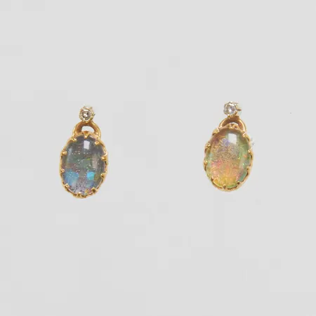 Ett par örhängen, opaltripletter samt åttkantslipade diamanter 2 x ca 0,01ct, ca 10x6mm, saknar snurrebussar, 18K, bruttovikt: 1,1g Vikt: 1,1 g