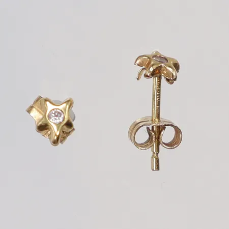 Ett par örhängen med vita stenar, 10x3mm, 18K  Vikt: 0,4 g