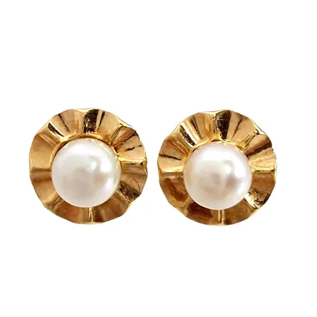 Örhängen, 18K guld, odlade Pärlor Ø 4 mm, blåvitrosa ton, god lyster, örhängenas diameter 7,5 mm, ett stift något krokigt, en plopp saknas Vikt: 1,3 g