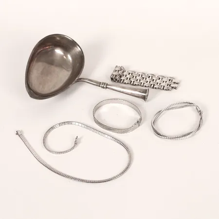 Diverse silver, fem delar, defekt, silver.  Vikt: 200,9 g