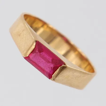 Ring med röd sten, stl: 16, bredd 4mm, 18K.  Vikt: 2,4 g
