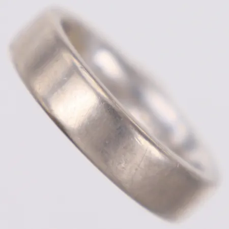 Ring, stl 20¼, bredd 6mm, vitguld, gravyr, 18K  Vikt: 16,3 g