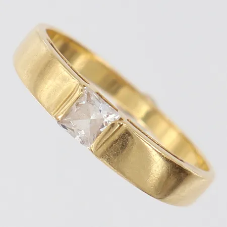 Ring med vit sten, stl: 18¼, bredd 2,2-4mm, 18K.  Vikt: 2,7 g