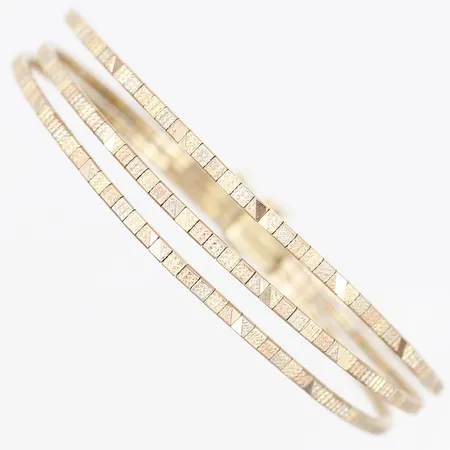 Armband treradigt,  halvstelt, längd: 19,5cm, bredd: 6mm, trefärgad, 18K guld.  Vikt: 23,1 g