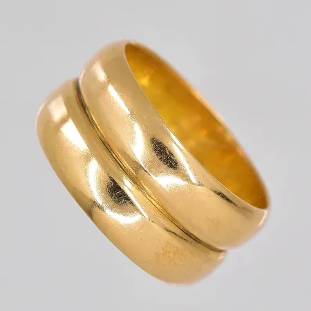 Ring, stl 16¾, bredd 9,5mm, graverad, 18K Vikt: 7,8 g