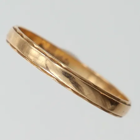 Ring med kantdekor, stl 21½, ca bredd 3mm, ograverad. 14K  Vikt: 2 g