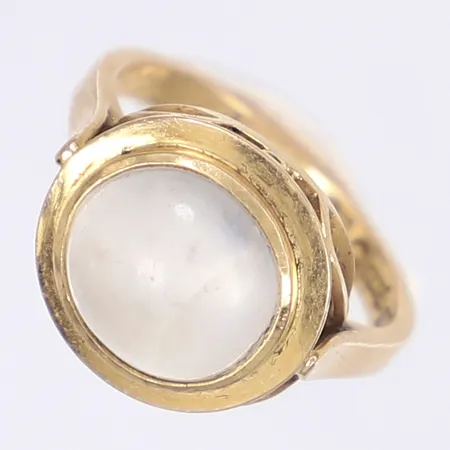 Ring med vit opak sten, stl 17, bredd 2-13, tillv. Gelander-Bergdahl, Västra Frölunda (Göteborgs ortsmärke) 1953, sten något lös i fattning, gravyr, 18K Vikt: 5,2 g