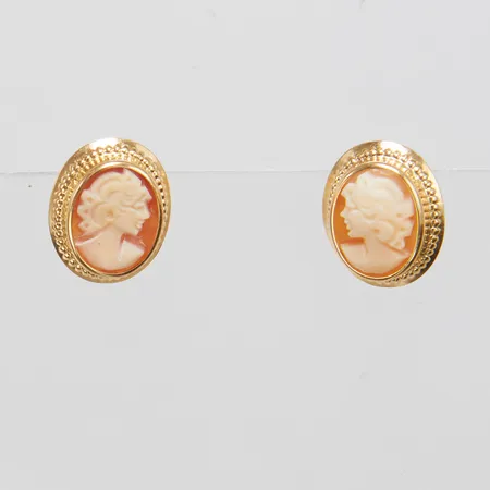 Ett par örhängen camé, ca 13x10,5mm, 18K, bruttovikt: 1,6g.