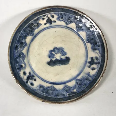 Tallrik, glaserad i blåvitt, antik, eventuellt Safavid-perioden (Iran 1501-1736), Ø20cm, kantnagg, slitage