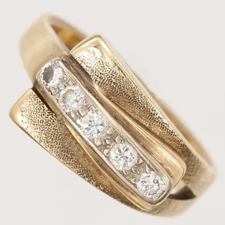 Ett par örhängen med diamanter 5 x ca 0,04ct, stl 17½, bredd 3-10mm, 14K  Vikt: 5 g