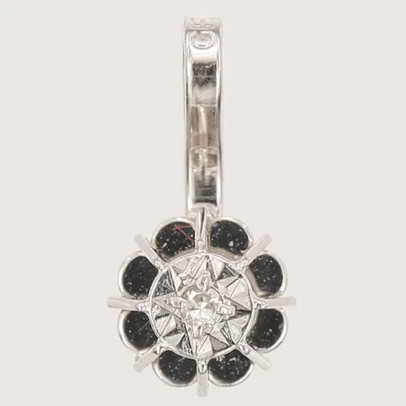 Hänge med diamant ca 0,01ct, längd 11mm inklusive ögla, bredd 5mm, Guldfynd, vitguld, 18K  Vikt: 0,4 g