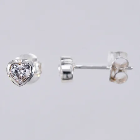 Ett par örhängen vita stenar, bredd ca 5mm, 925/1000 silver Vikt: 1,1 g