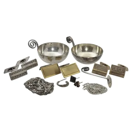 Diverse silverföremål, merparten 830/1000, bruksmärken, defekter, gravyr  Vikt: 82,8 g