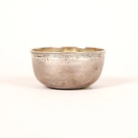 Tumlare, Andreas Löfbom, Uppsala, (verksam 1754-1773), spår efter förgyllning, under mynningen en vågbård, ca 6cm, höjd 3cm, äldre gravyr, lagad bristning, åldersbetingat slitage, silver.  Vikt: 27,5 g
