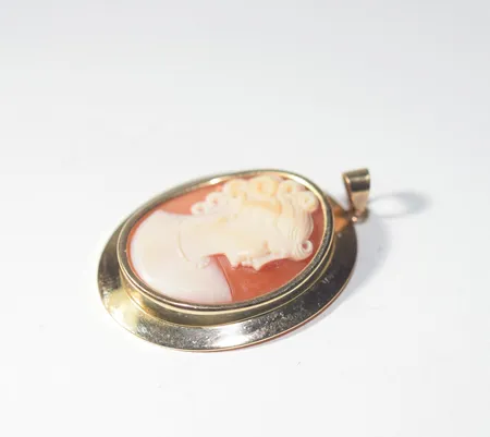  Hänge camé längd 4 cm bredd 2,5 cm, 18k Vikt: 5,6 g