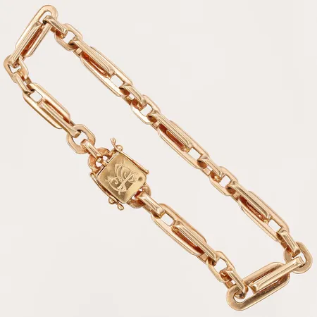 Armband med monogramgravyr, längd: 19cm, bredd: 6mm, Oskar Strömberg,  Haparanda år 1910, smärre bruksslitage, 18K guld.  Vikt: 16,3 g