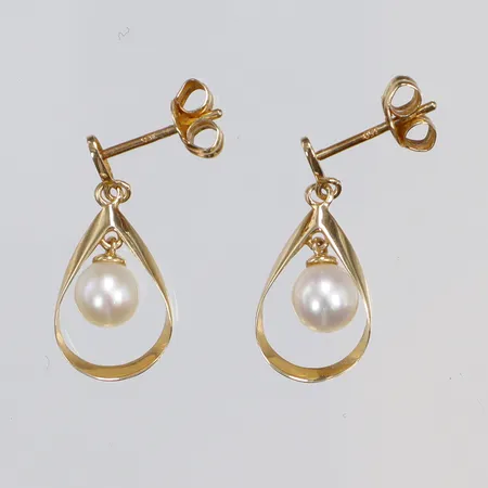 Ett par örhängen med odlade pärlor, längd: 20mm, bredd: 18mm, GHA, 18K  Vikt: 1,2 g