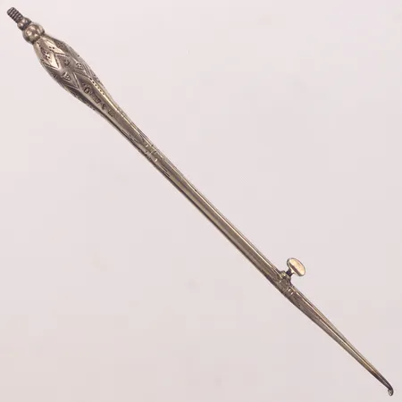 Virknål, längd 14,5cm, fyra extra nålar inuti, CRW, Stockholm, år 1883, 830/1000 silver  Vikt: 9,1 g