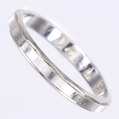 Ring, stl 18¾. bredd 3mm, vitguld 18K, repig, gravyr Vikt: 3 g