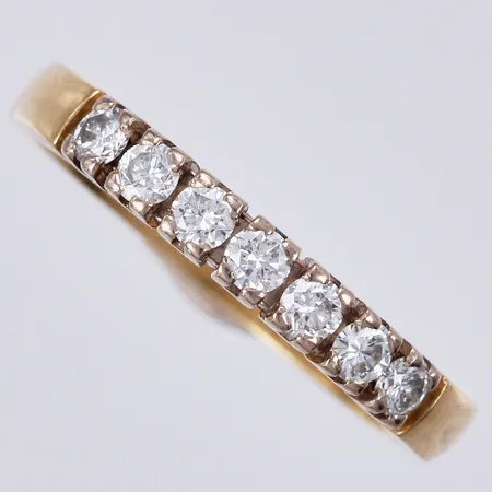 Ring med diamanter ca 7x0,5ct, stl: 16¼, bredd: ca 2mm, graverad, 18K Vikt: 2,7 g