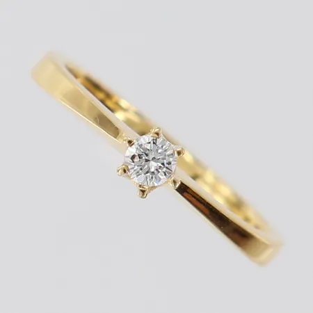 Ring med diamant ca 0,10ct, stl 16, bredd 2-4mm, GHA. 18K  Vikt: 2,4 g