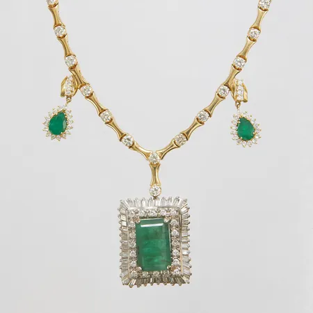 Collier, smaragder ca 17x10,8mm + 2 x ca 8,2x5,7mm, behandlande samt inneslutningar som bryter ytan, briljantslipade diamanter 39 x ca 0,16ct + 20 x ca 0,05ct + 40 x ca 0,02ct, baguetteslipade diamanter 42 x ca 0,02-0,04ct, längd ca 41,5cm, bredd 2-45mm, tvåfärgad, 14K, bruttovikt: 50,0g Vikt: 0 g