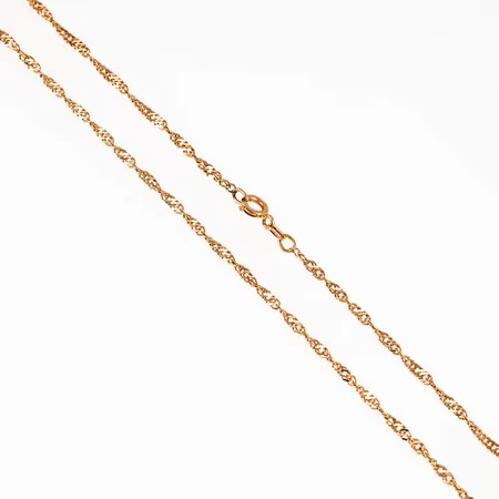Kedja, singapore i 18K guld. Den är 44 cm lång, 2,3 mm bred och väger 4,5g. Stämplad Balestra, Sv&Co, 18K & kattfot. Springring.