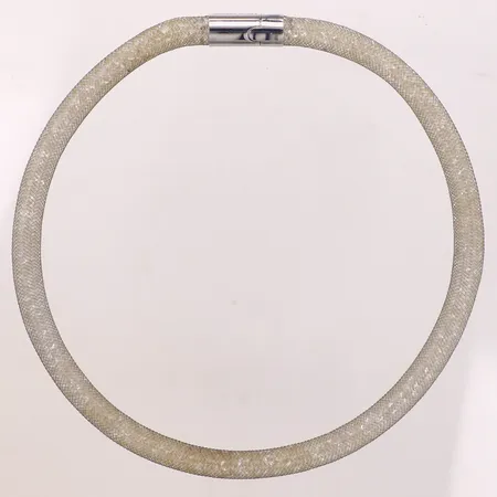 Collier Swarovski, längd ca 40cm, bredd 7mm, kristall och vitmetall, magnetlås, går att använda som armband, etui