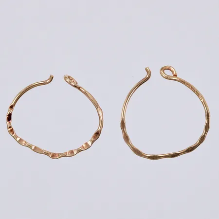 Ett par örhängen, längd: ca 1cm, bredd: ca 0,5mm, 18K Vikt: 0,1 g