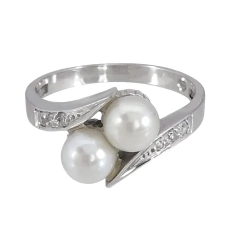 Ring, 18K vitguld, odlade Pärlor Ø 5 mm, Diamanter 6 st - totalt 0,06ct, graverat på skenans insida, Guldvaruaktiebolaget G. Dahlgren & Co Ab (Gd&Co), Malmö, svensk kontrollstämpel, Ø16½ mm, bredd 2-9 mm Vikt: 3,9 g