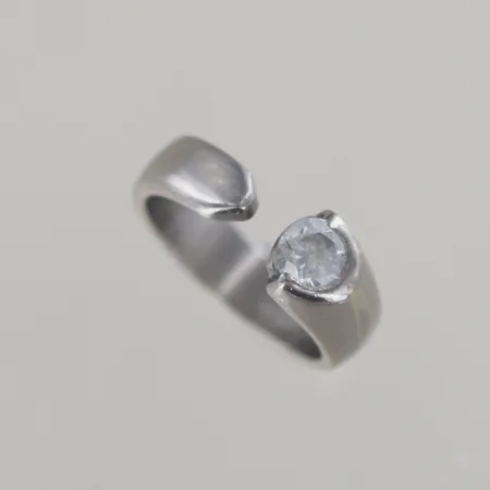 Ring öppen dam med vit sten Ø 16,5 mm B 5-7mm, 18k, graverad Vikt: 6,1 g