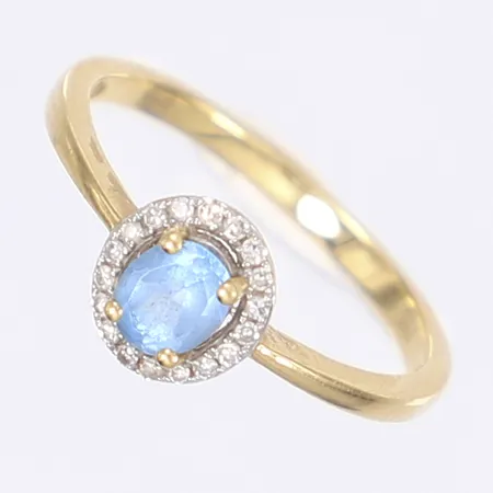 Ring med diamanter 18x ca 0,005ct samt blå sten troligen akvamarin, stl 16¾, bredd 2-7mm, GHA, 18K Vikt: 2 g