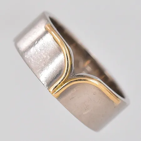 Ring, stl 17, bredd 6,7mm, tvåfärgad, 18K Vikt: 7,3 g