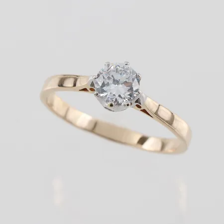 Ring med vit sten, storlek 19 ½ mm, bredd 2.2-6.9 mm, 18k. Vikt: 3,4 g