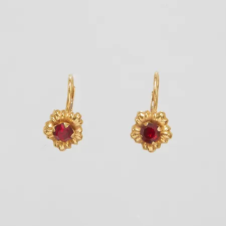 Ett par örhängen, röda stenar, längd ca 15mm, bredd 8mm, 18K Vikt: 1,8 g
