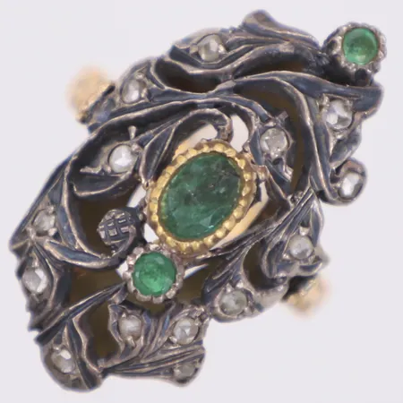 Ring med rosenstenar och troligen smaragder, stl 17¼, bredd 2,2-28mm, fattning i silver, stora nagg och sprickor i smaragder, ostämplad, 18K Vikt: 6,8 g