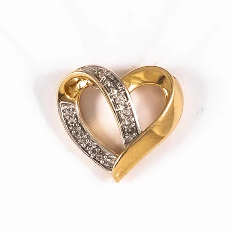 Hänge, genombrutet hjärta i 18K guld med 9 x ca 0,008ct 8/8 slipade diamanter. Det är 14,5 x 13,5 mm och väger 1,9g. Stenstorlek 0,08ct ingraverad. Stämplad GHA, 750.