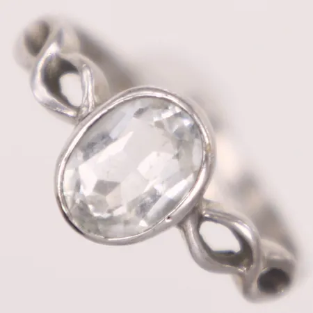 Ring med vit sten, stl 17, bredd 2-8,9mm, silver 830/1000 Vikt: 2,2 g