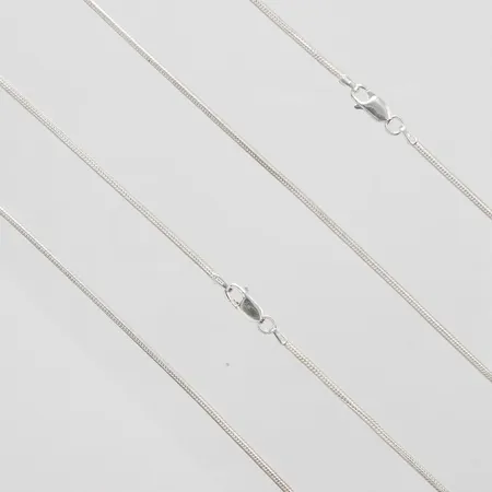 Två kedjor, ormlänkar, längd ca 49cm + 49,5cm, bredd 2mm, 925/1000 silver Vikt: 25,8 g