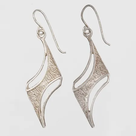 Ett par örhängen, höjd: 45mm, bredd: 13mm, 925/1000 silver.  Vikt: 2,4 g