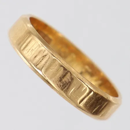 Ring med dekor, stl: 17½, bredd 4,3mm, gravyr, 18K.  Vikt: 4 g