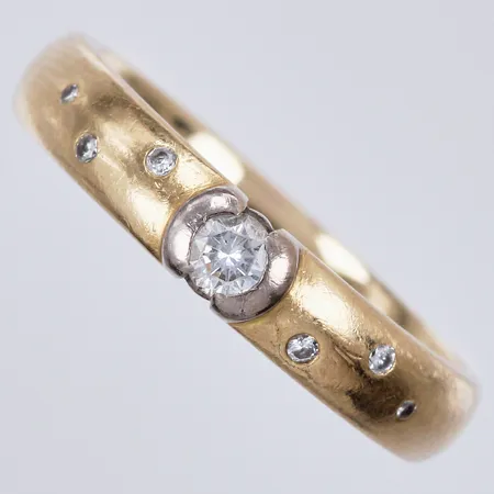 Ring med diamanter totalt ca 0,17ctv, stl: 17¾, bredd: ca 4mm, Heribert Engelbert AB år 2003, 18K Vikt: 5,2 g