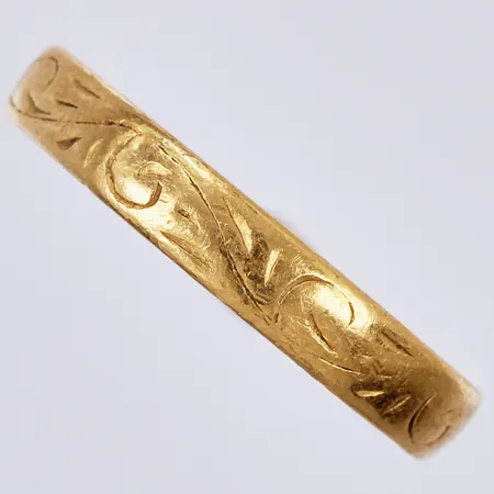 Ring med mönster, stl: 17¼, bredd: ca 3mm, bucklig/skev, 23K Vikt: 2,3 g