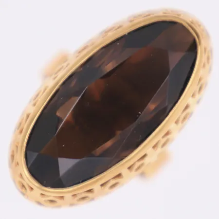 Ring med brun sten, troligen rökkvarts, stl 17¼, bredd 3,2-28,2mm, svensk importstämpel, svag gravyr, 18K  Vikt: 8,1 g