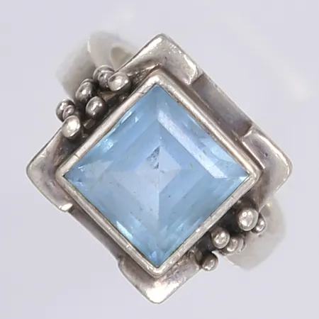 Ring med blå sten, stl 18¼, bredd 6-15mm, silver 925/1000 Vikt: 14,5 g