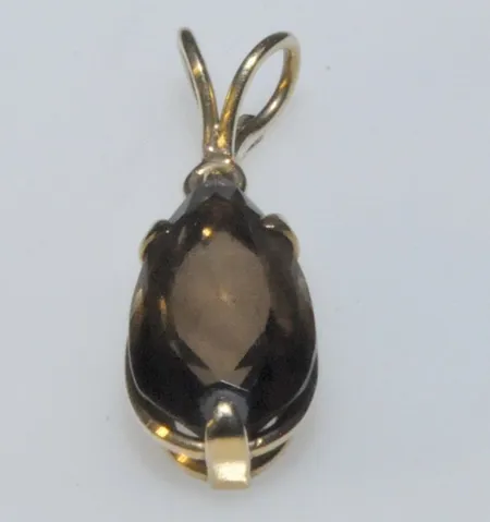 Hänge med brun sten, L 3 cm inkl ögla B 9 mm. 18k Vikt: 3,5 g